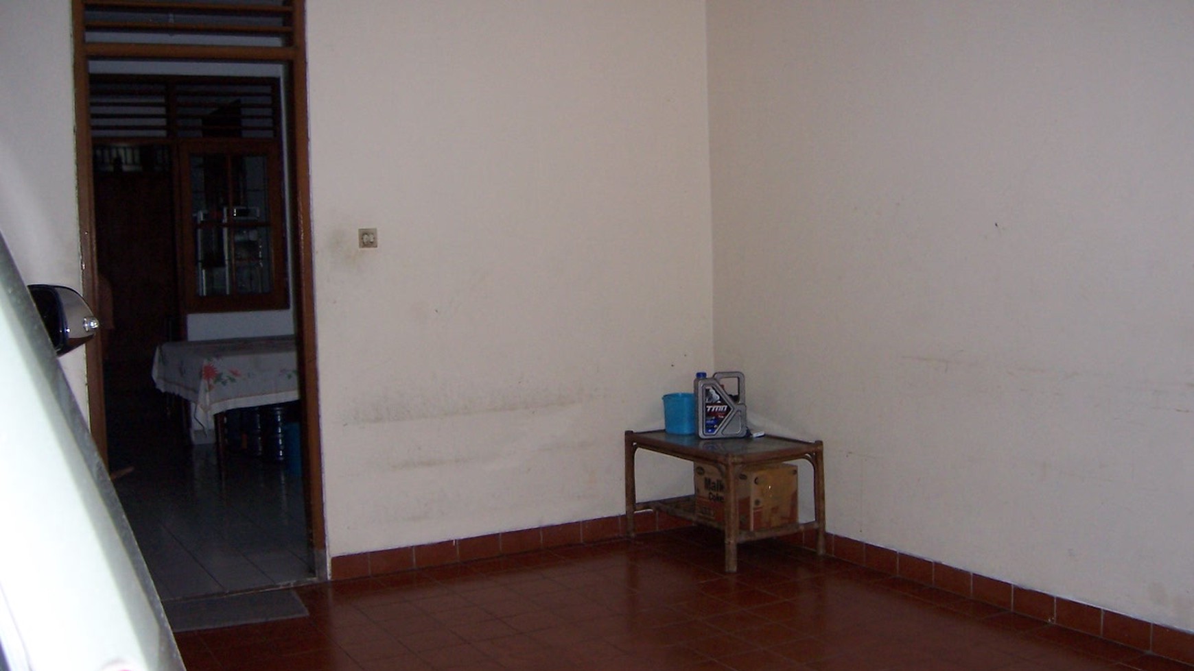 Sebuah rumah dengan halaman yang luas