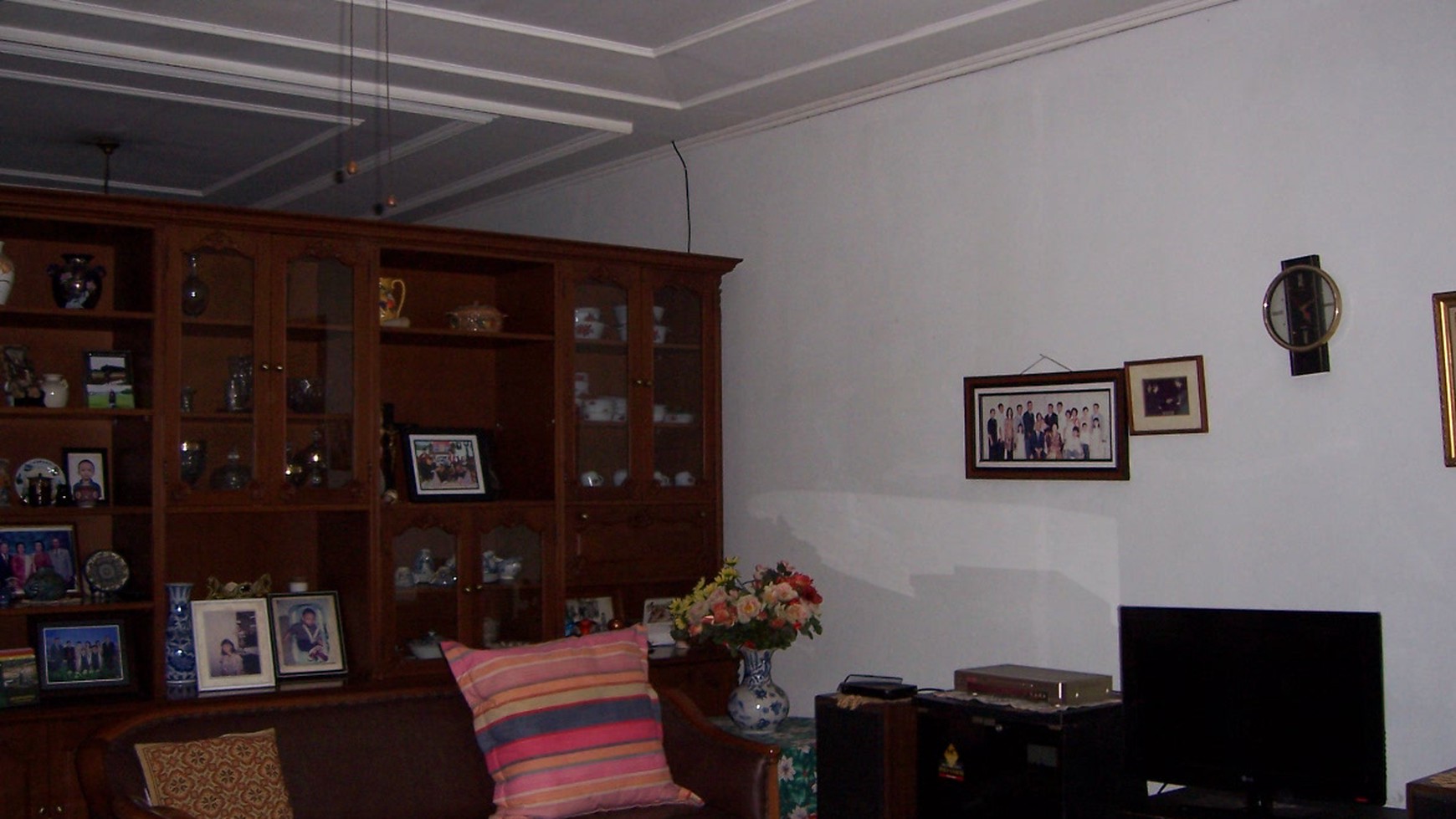 Sebuah rumah dengan halaman yang luas