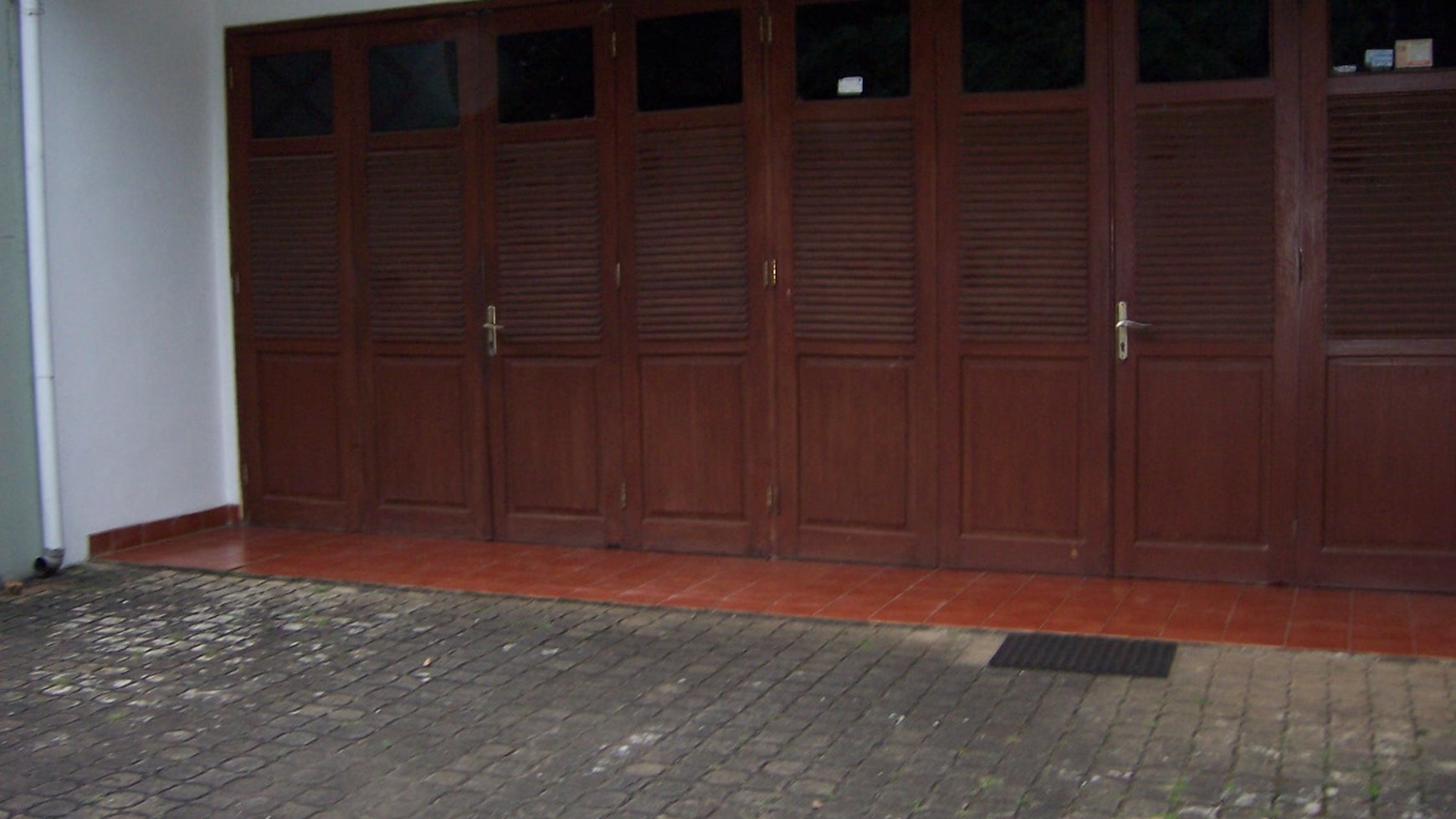 Sebuah rumah dengan halaman yang luas