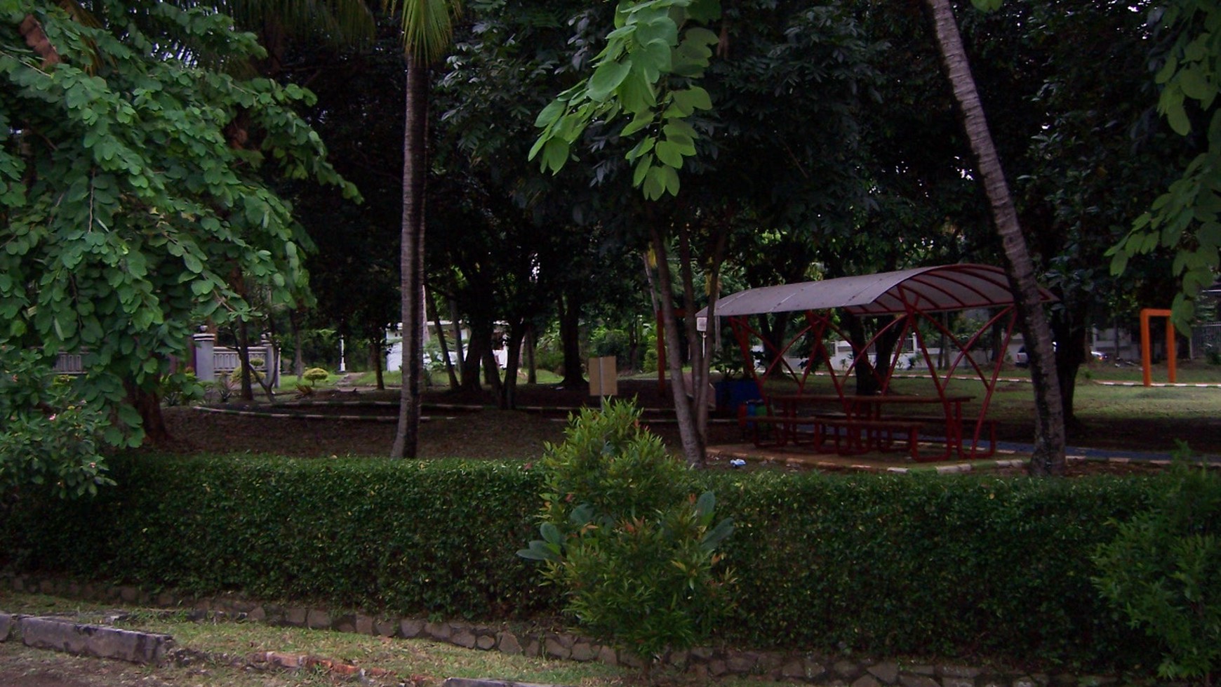 Sebuah rumah dengan halaman yang luas