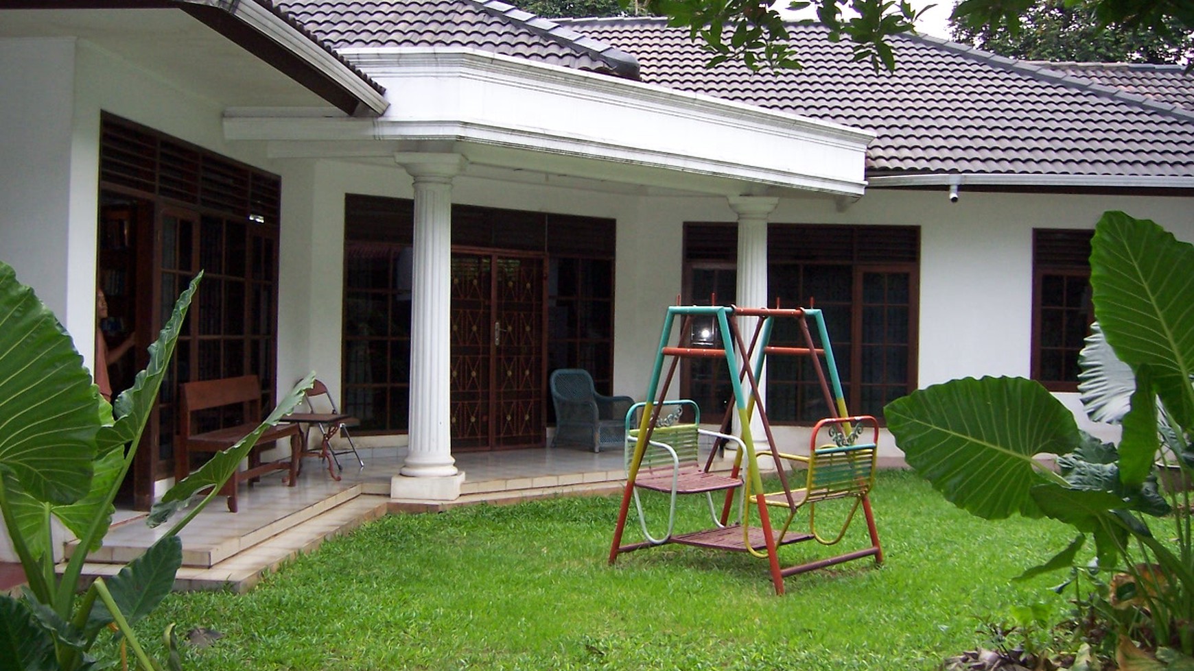 Sebuah rumah dengan halaman yang luas