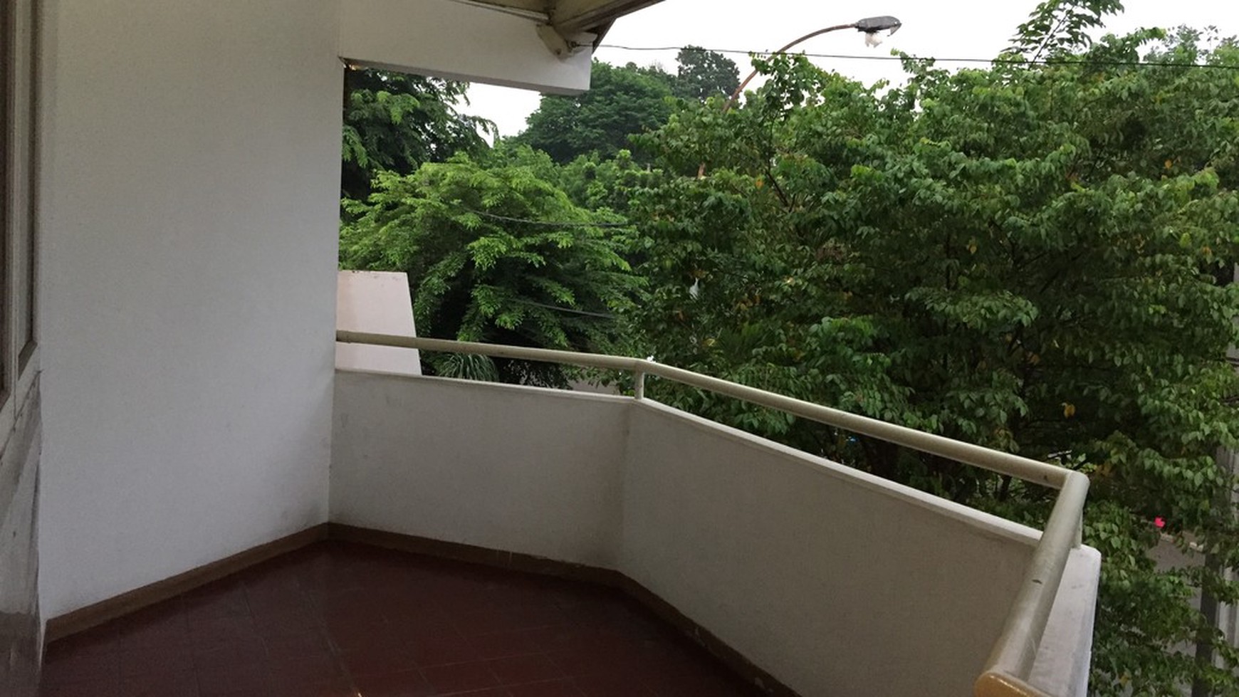 Rumah lama pinggir jalan raya cocok untuk usaha