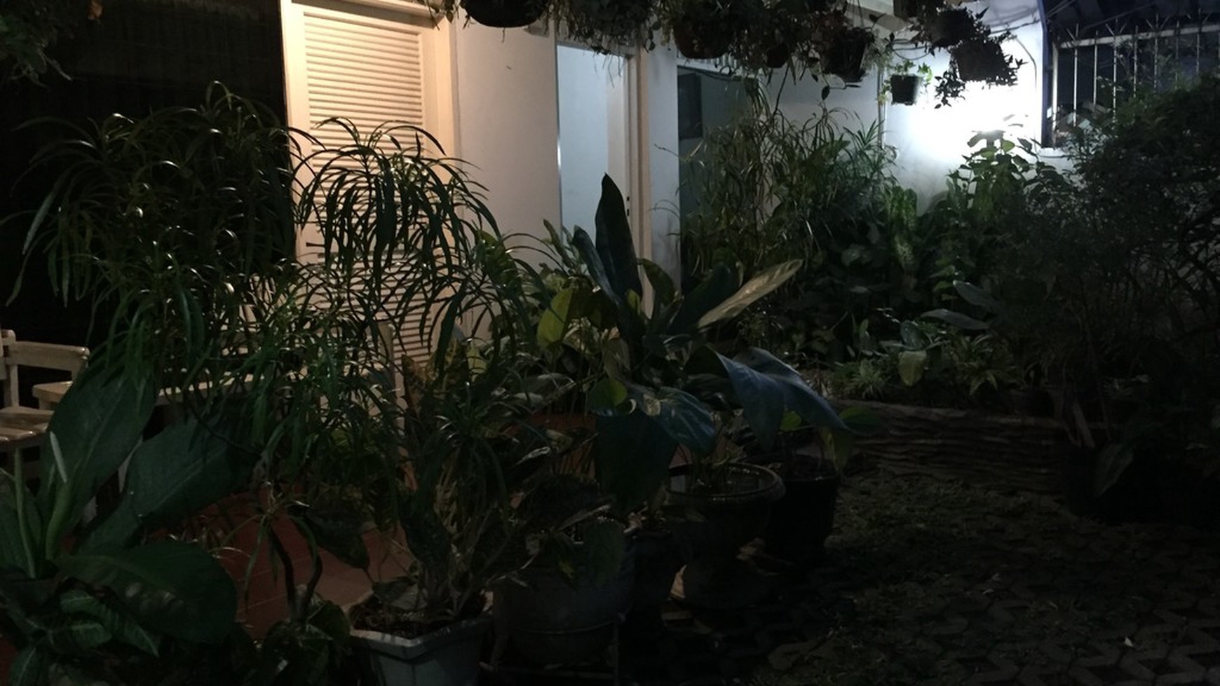 Rumah lama pinggir jalan raya cocok untuk usaha