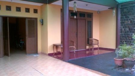 Rumah Cirendeu Terawat, tenang dan assri dekat dengan MRT Lebak Bulus