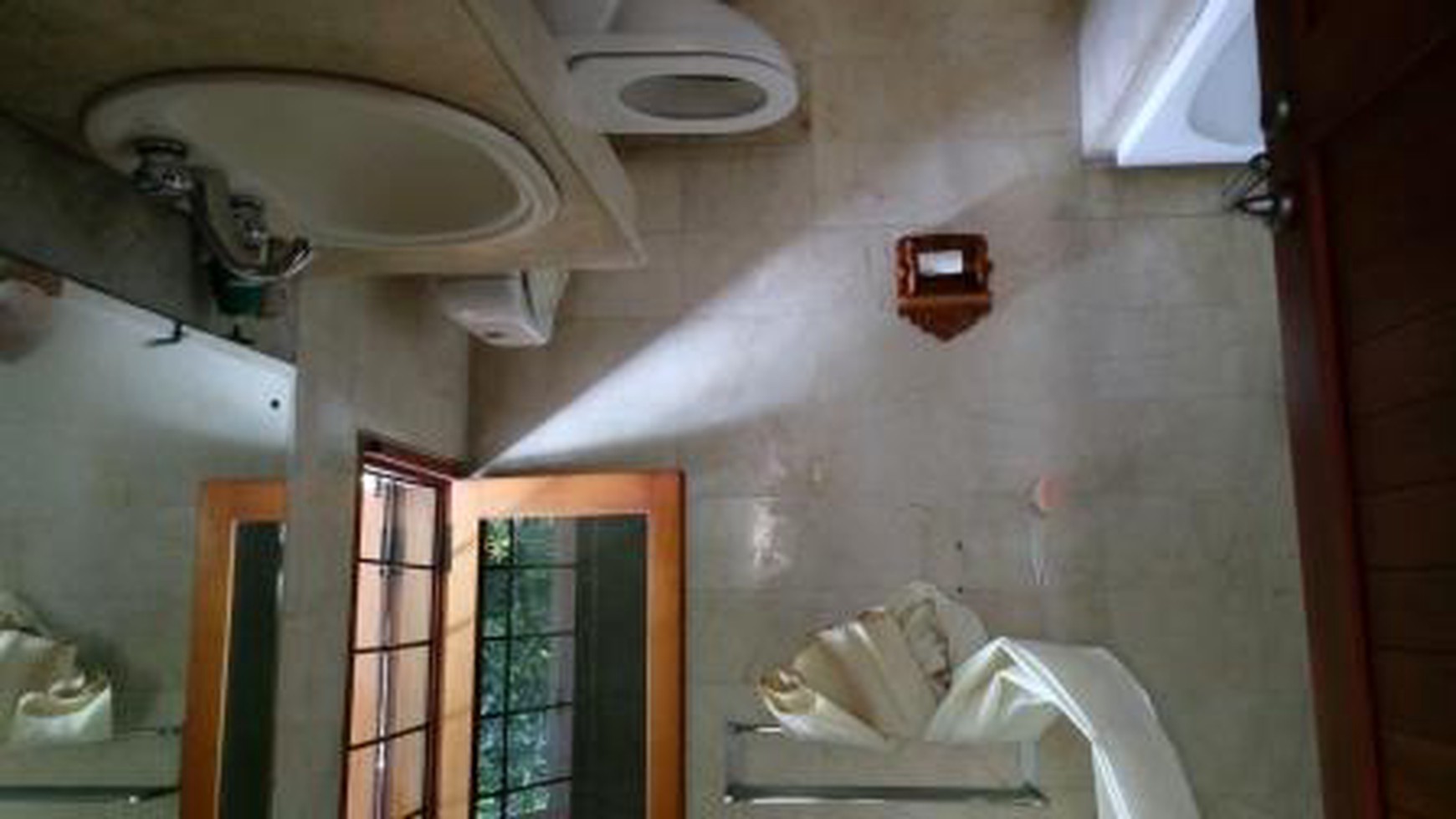 Rumah Hook Di Menteng Bintaro #EU