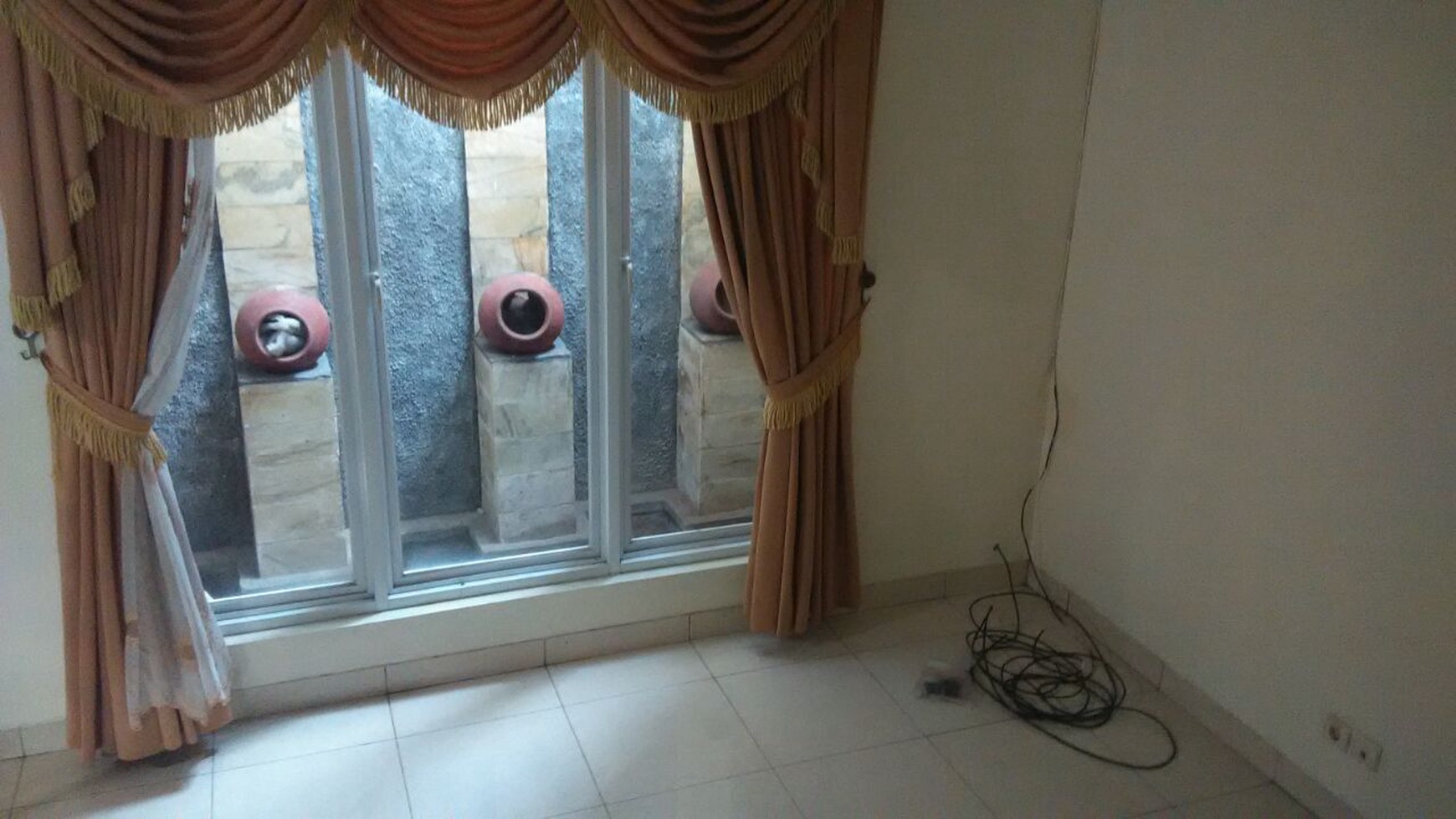 Rumah Latinos Lokasi Strategis