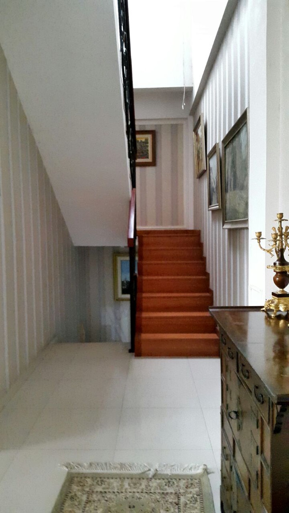 Rumah Minimalis,Mewah,semi furnish di Jakarta Barat