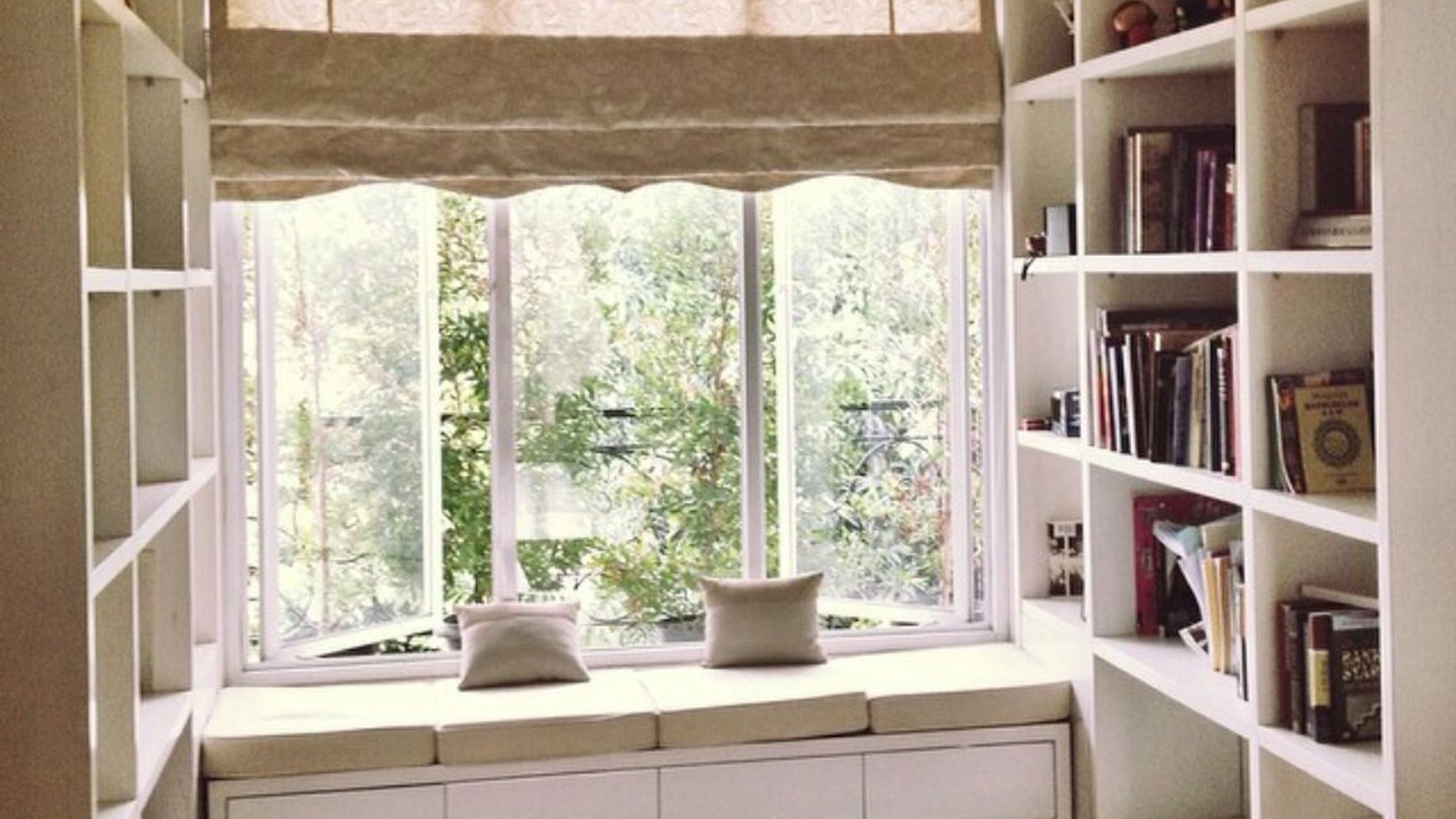 Rumah Minimalis,Mewah,semi furnish di Jakarta Barat