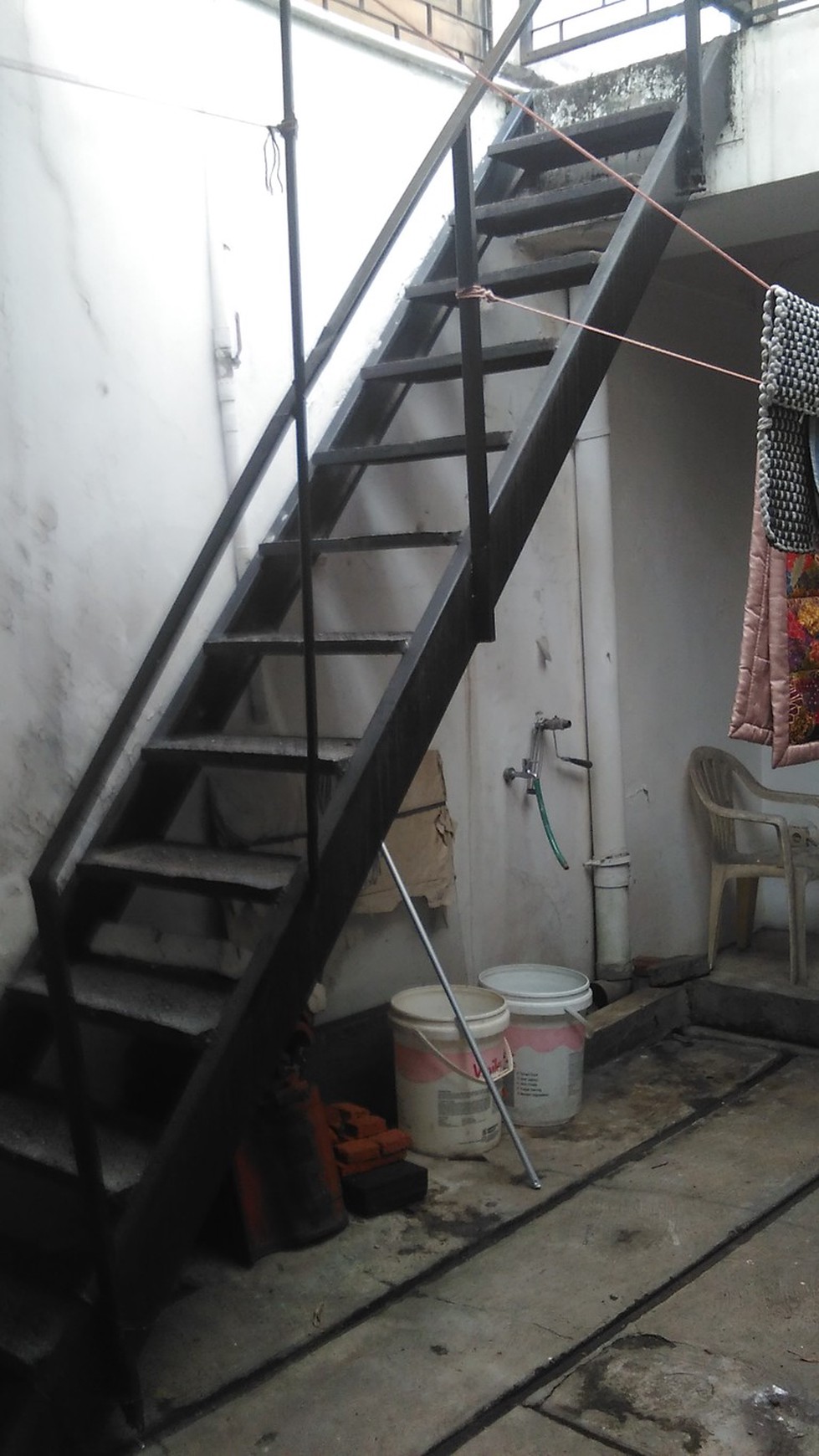 rumah dengan halaman luas