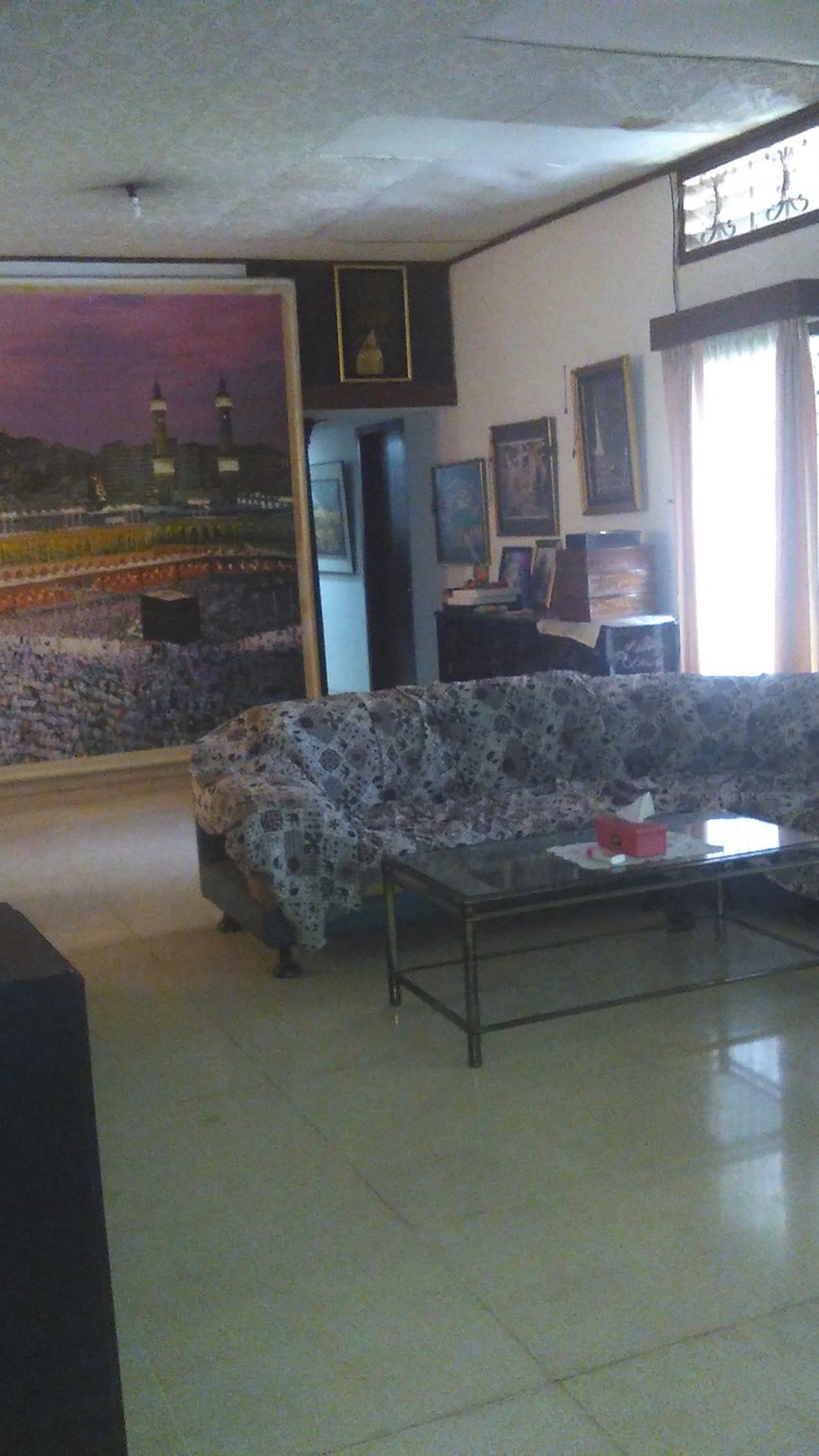 rumah dengan halaman luas