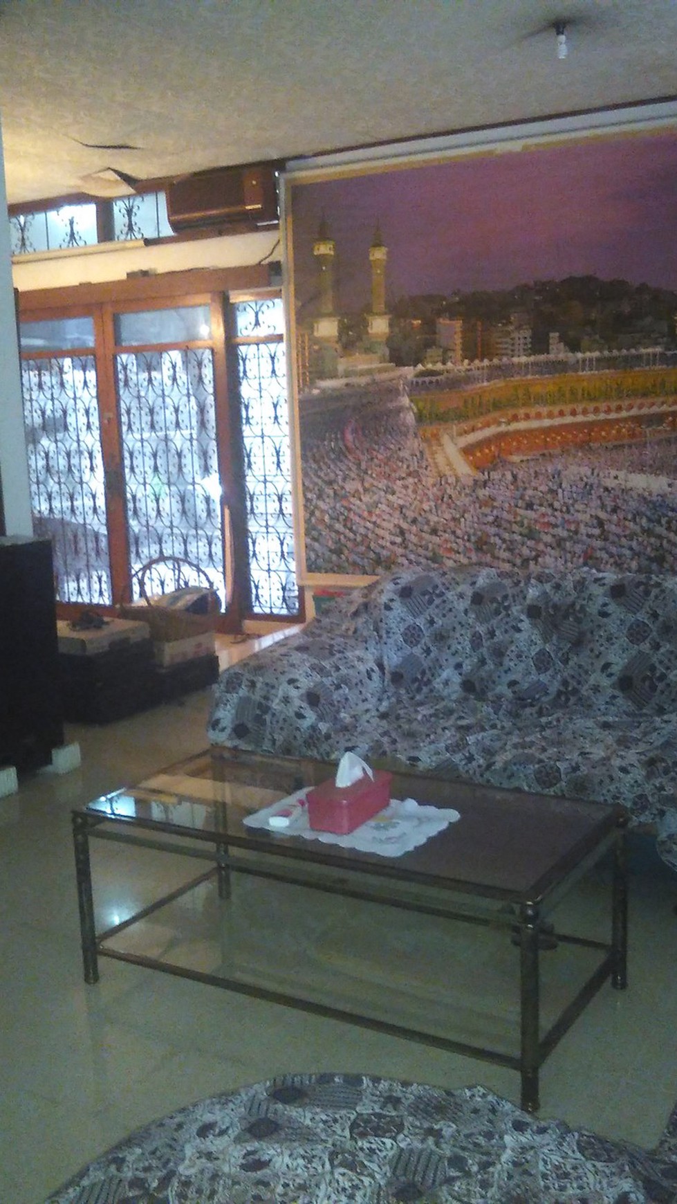 rumah dengan halaman luas