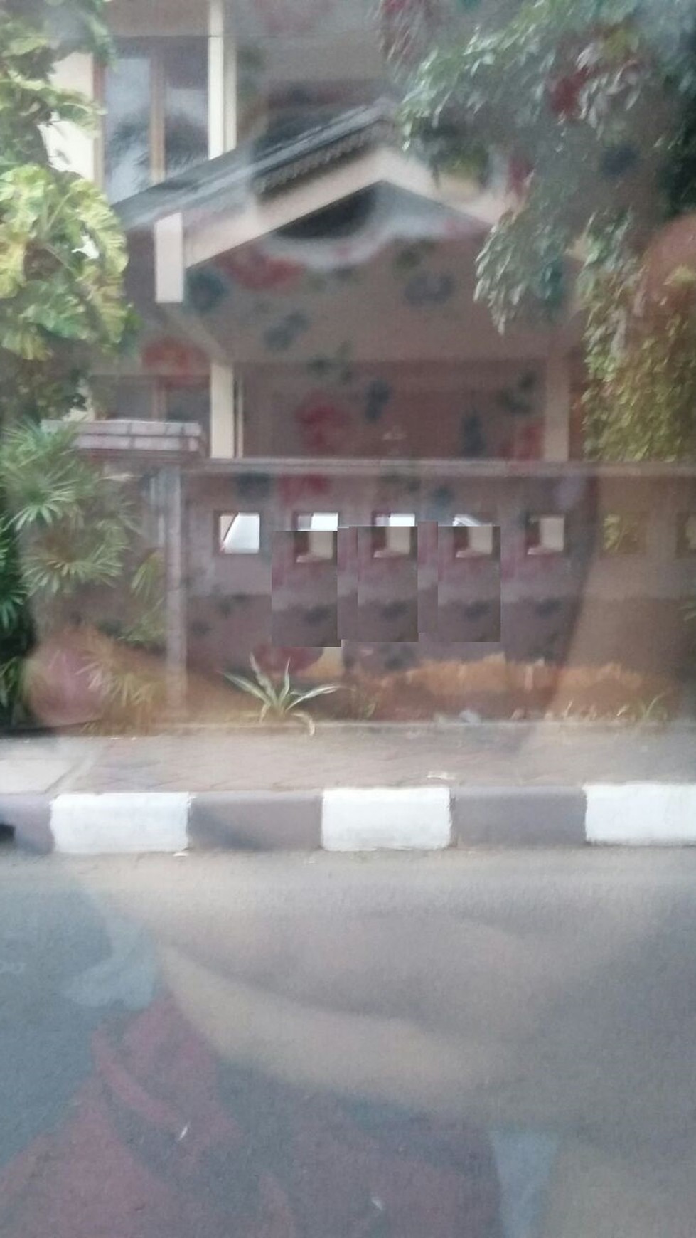 Rumah siap huni,pinggir jalan di Radio Dalam