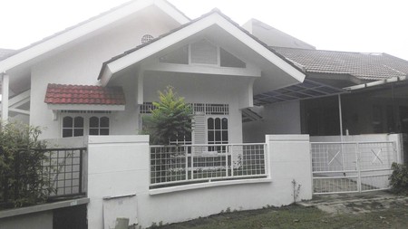 DI SEWAKAN RUMAH PUTIH, SUDAH RENOVASI DAN SIAP HUNI DI KENCANA LOKA, BSD