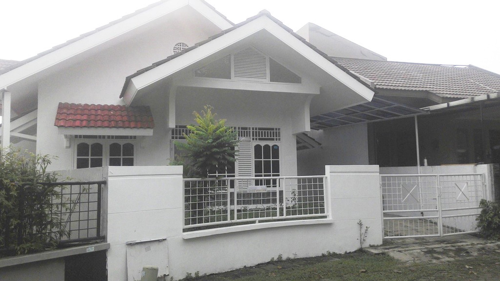 DI SEWAKAN RUMAH PUTIH, SUDAH RENOVASI DAN SIAP HUNI DI KENCANA LOKA, BSD