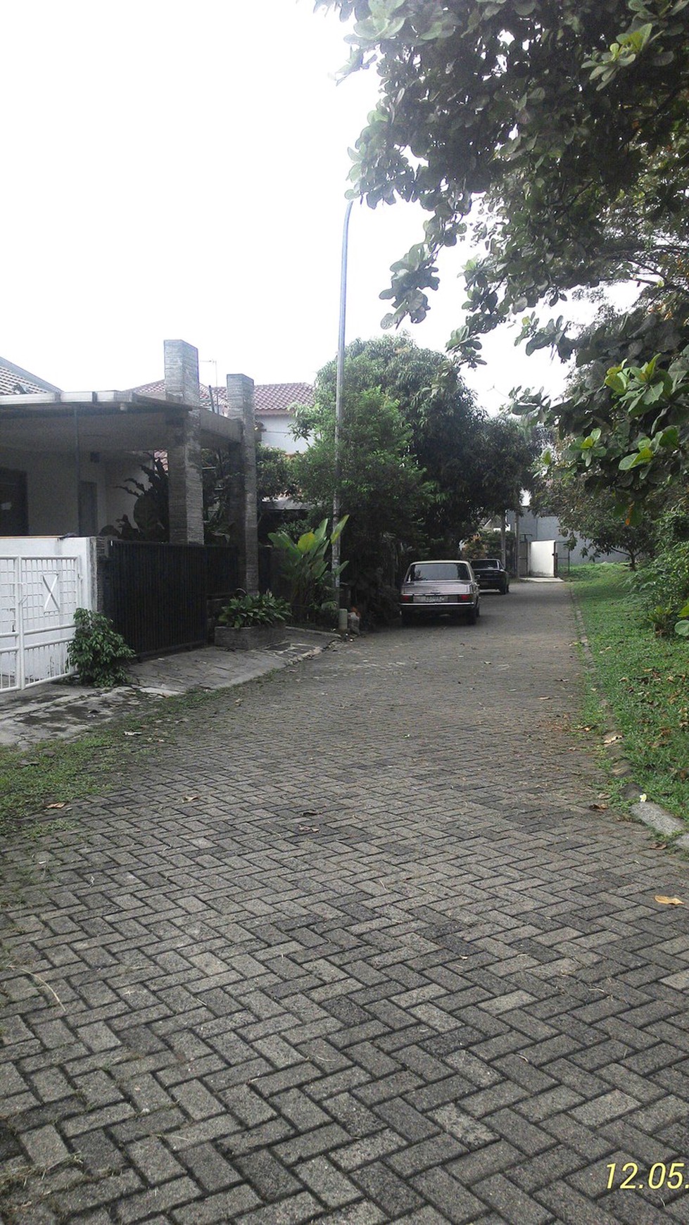 DI SEWAKAN RUMAH PUTIH, SUDAH RENOVASI DAN SIAP HUNI DI KENCANA LOKA, BSD