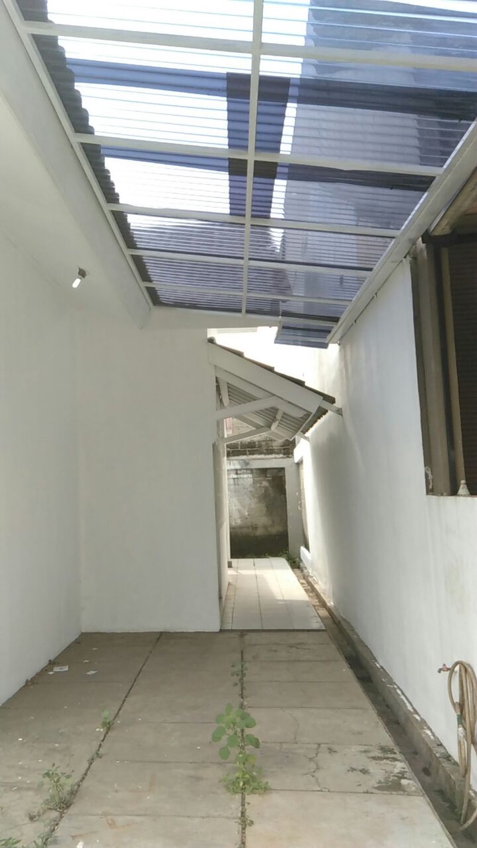 DI SEWAKAN RUMAH PUTIH, SUDAH RENOVASI DAN SIAP HUNI DI KENCANA LOKA, BSD