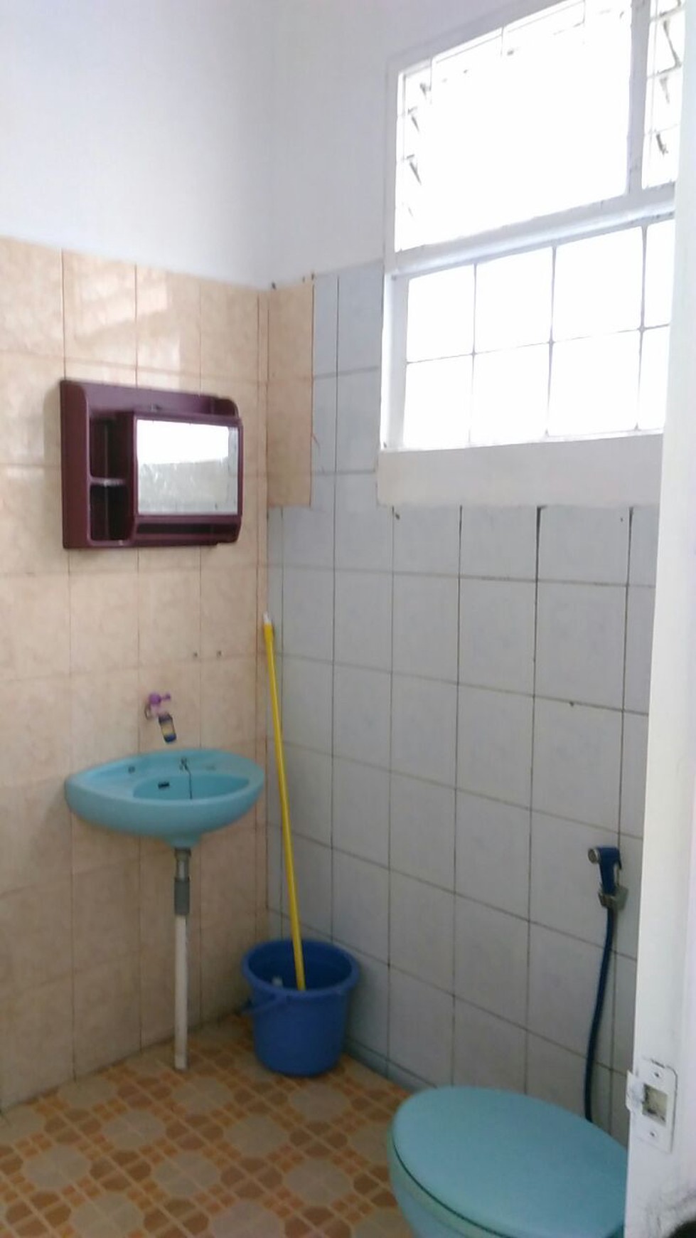 DI SEWAKAN RUMAH PUTIH, SUDAH RENOVASI DAN SIAP HUNI DI KENCANA LOKA, BSD