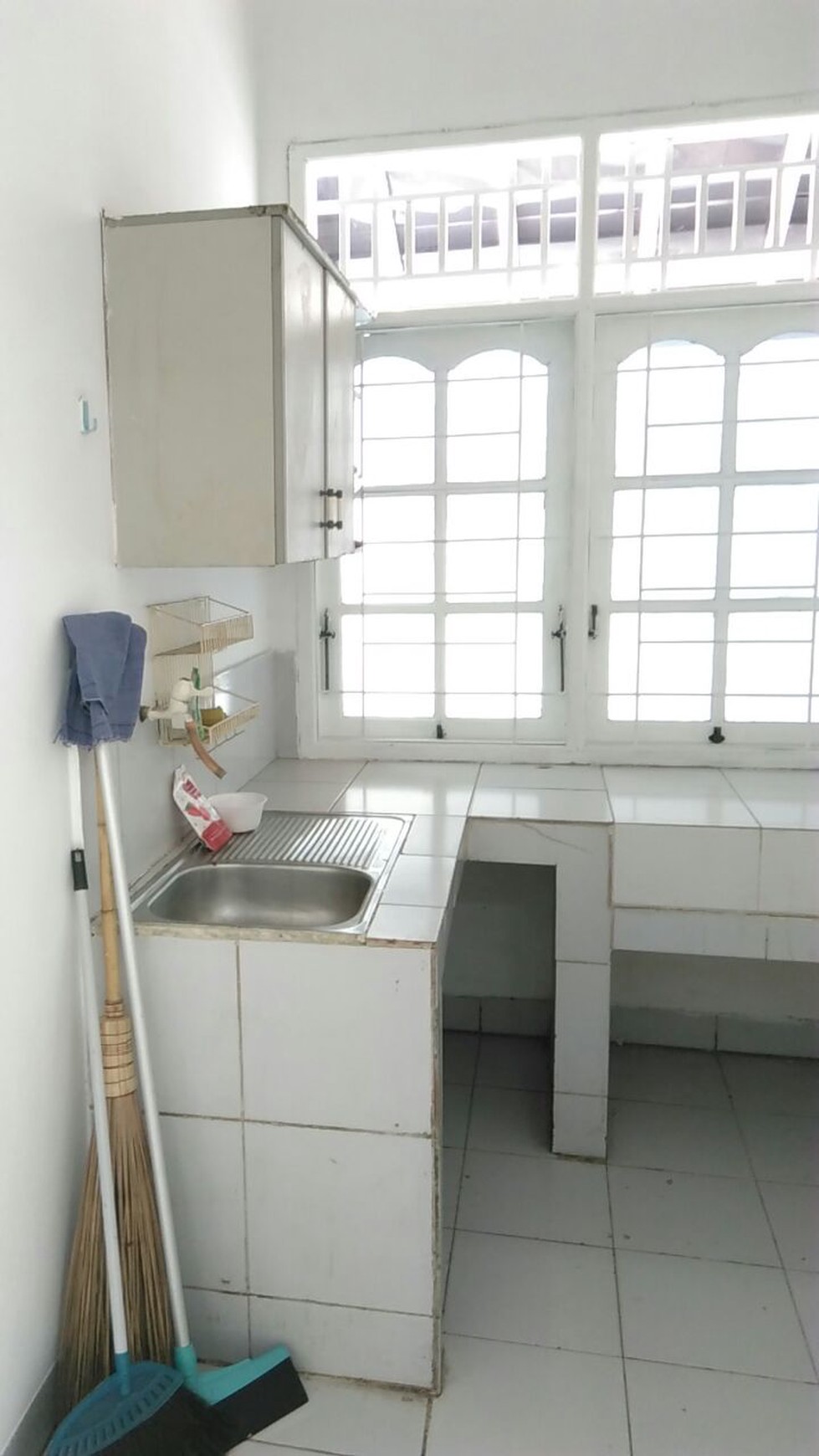 DI SEWAKAN RUMAH PUTIH, SUDAH RENOVASI DAN SIAP HUNI DI KENCANA LOKA, BSD