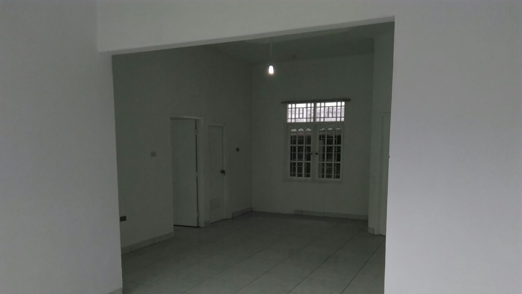 DI SEWAKAN RUMAH PUTIH, SUDAH RENOVASI DAN SIAP HUNI DI KENCANA LOKA, BSD