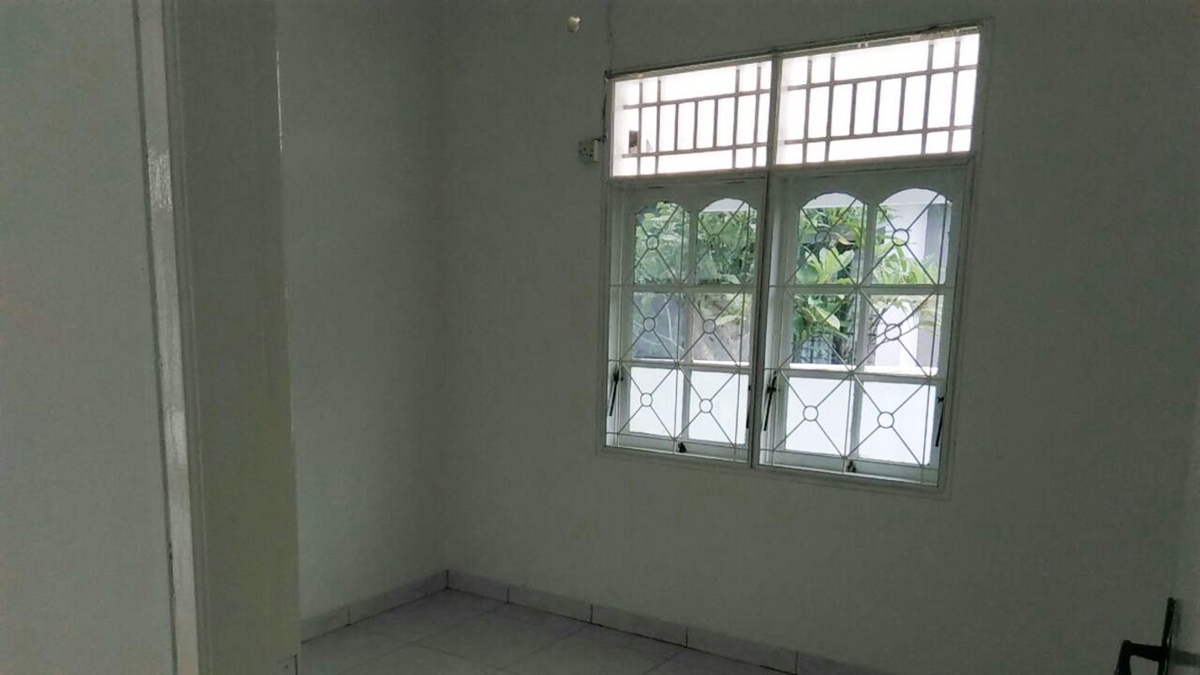 DI SEWAKAN RUMAH PUTIH, SUDAH RENOVASI DAN SIAP HUNI DI KENCANA LOKA, BSD