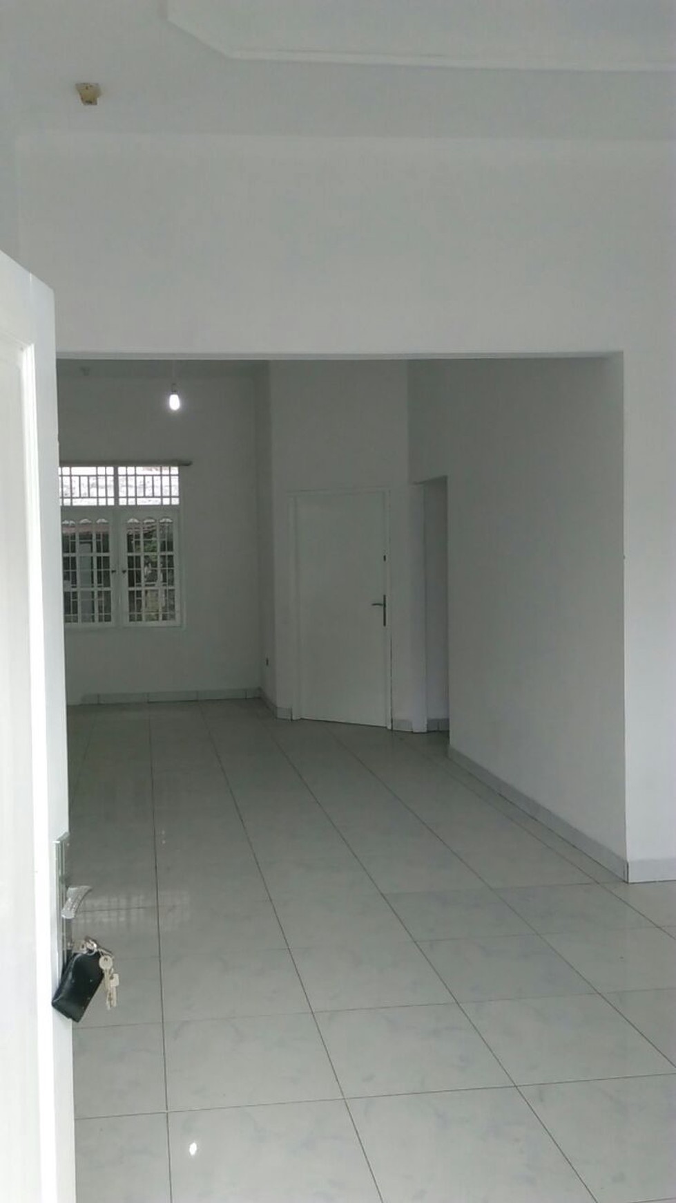DI SEWAKAN RUMAH PUTIH, SUDAH RENOVASI DAN SIAP HUNI DI KENCANA LOKA, BSD