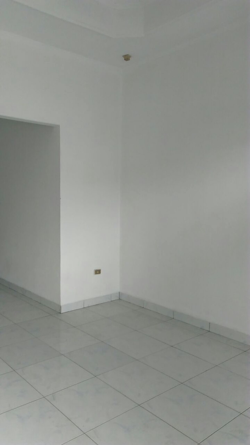 DI SEWAKAN RUMAH PUTIH, SUDAH RENOVASI DAN SIAP HUNI DI KENCANA LOKA, BSD