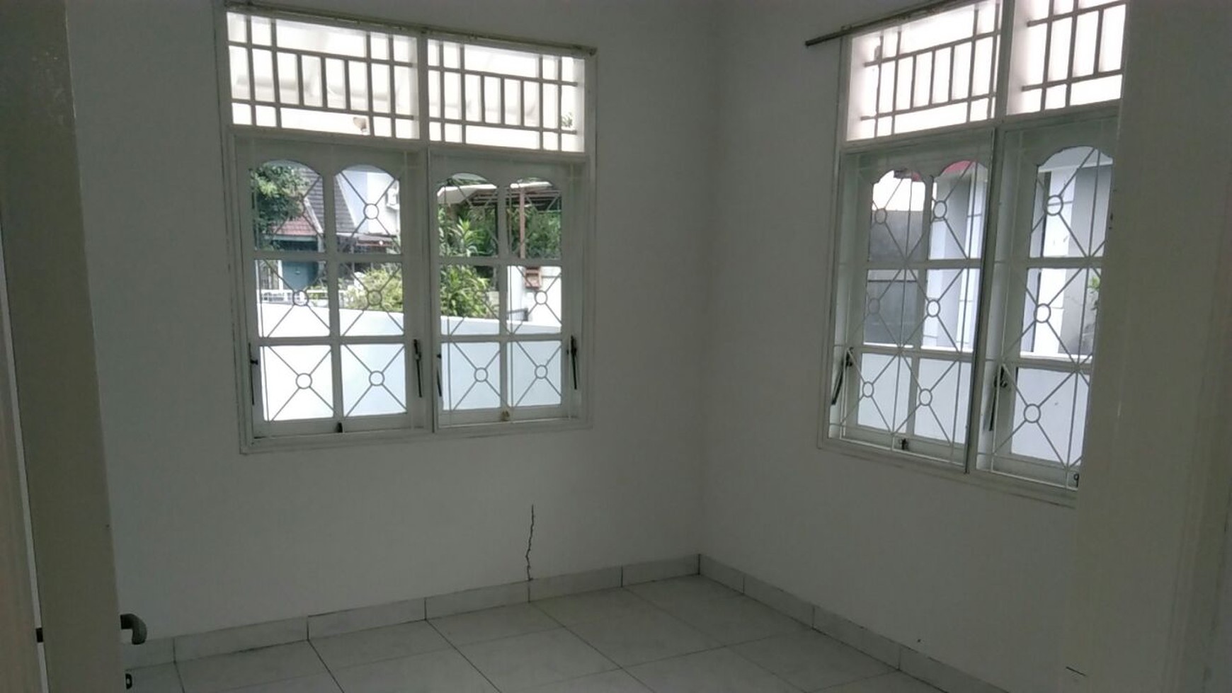 DI SEWAKAN RUMAH PUTIH, SUDAH RENOVASI DAN SIAP HUNI DI KENCANA LOKA, BSD