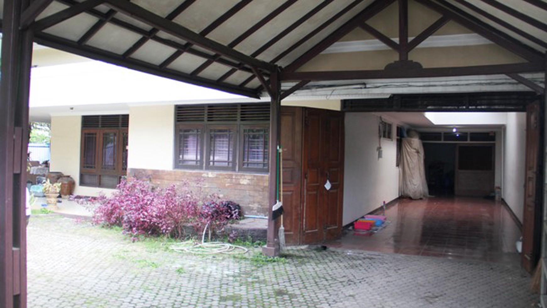 Big and beautiful house at Tebet, a great place for a family or a small office, is ready to rent