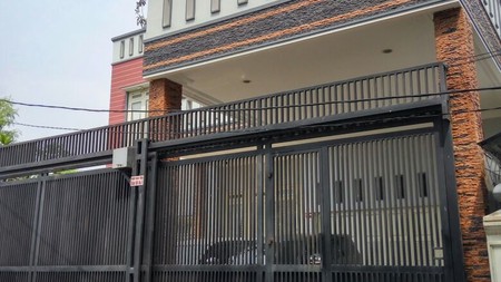 Hunian mewah 3 lantai Hoek ,Furnished, Harga nego di Danau Indah Sunter