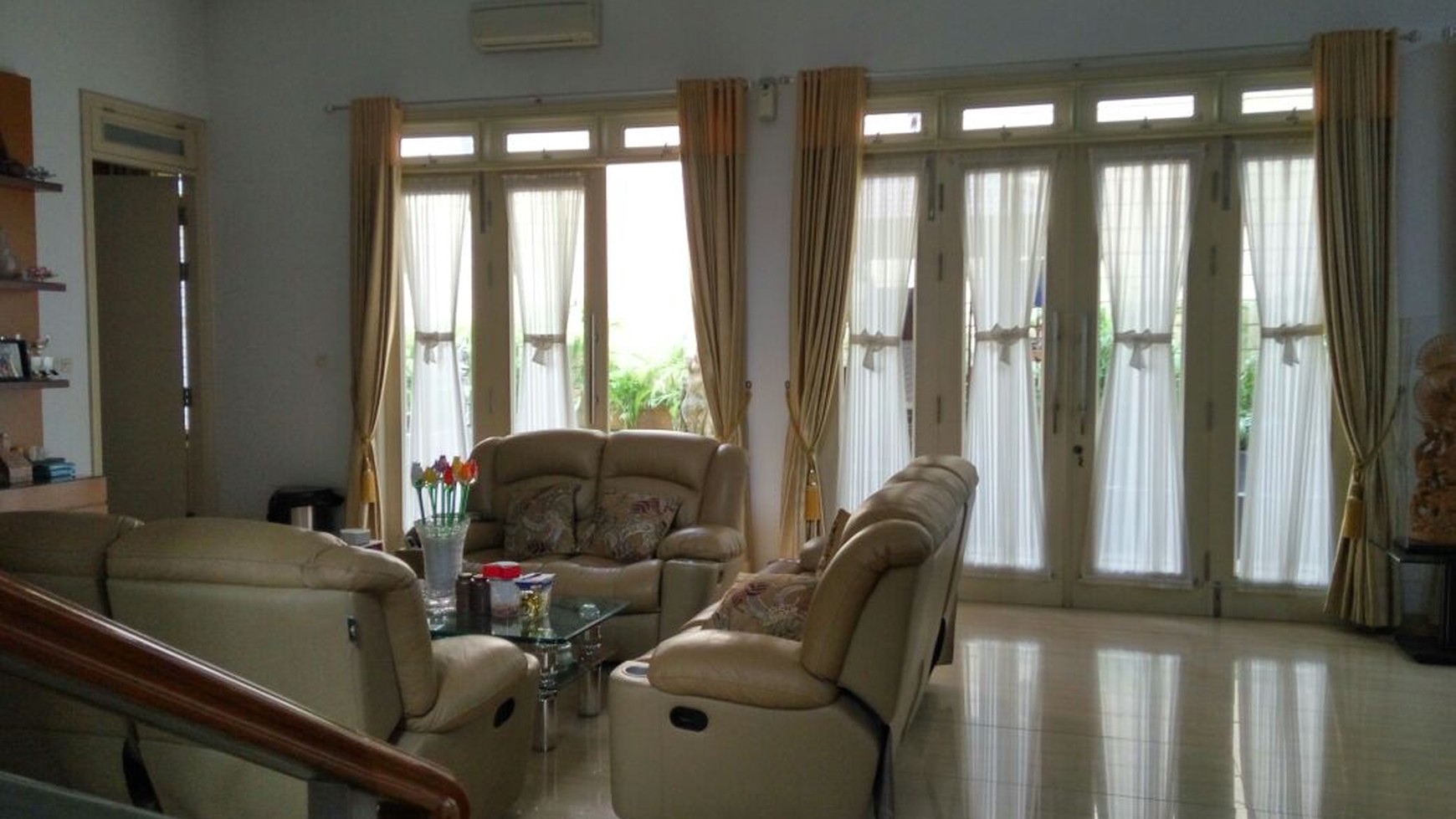 Hunian mewah 3 lantai Hoek ,Furnished, Harga nego di Danau Indah Sunter