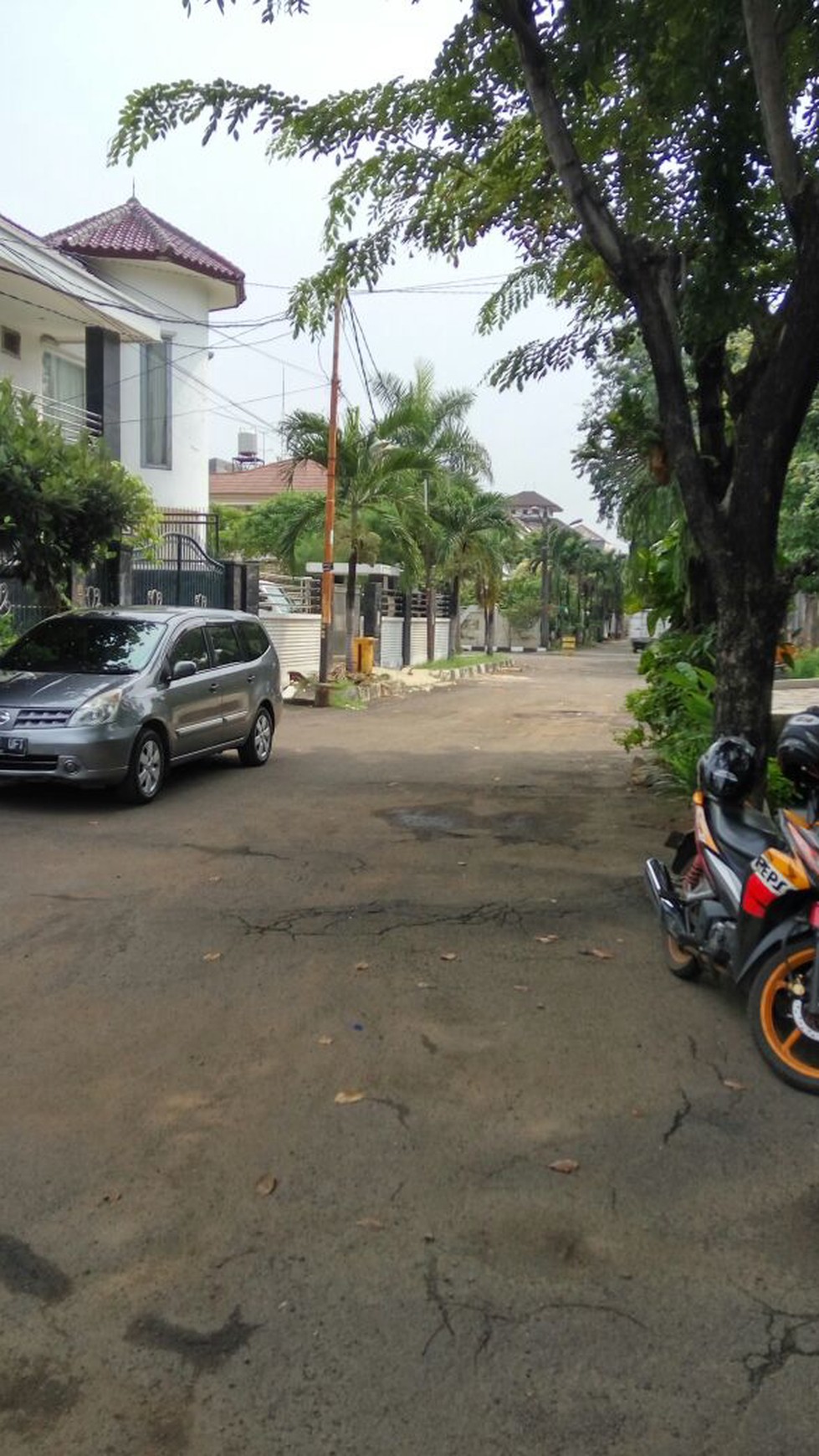 Hunian mewah 3 lantai Hoek ,Furnished, Harga nego di Danau Indah Sunter