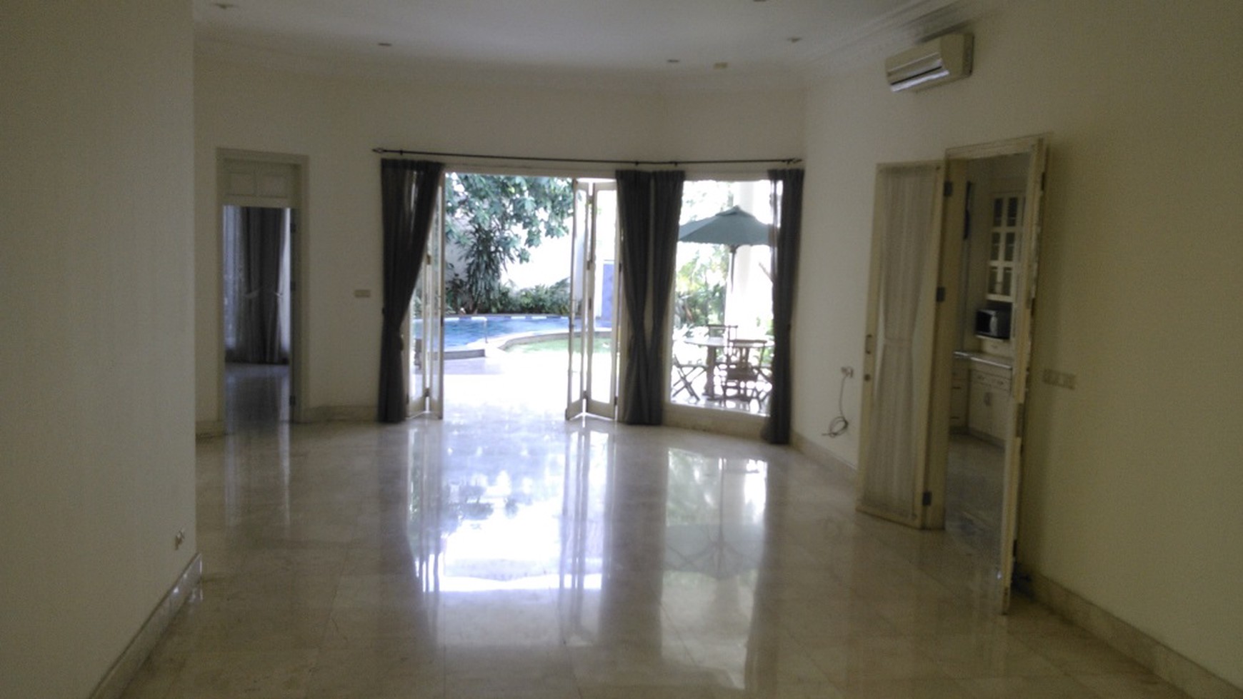 Beautiful house at Kemang, a great place for your family, is ready to rent