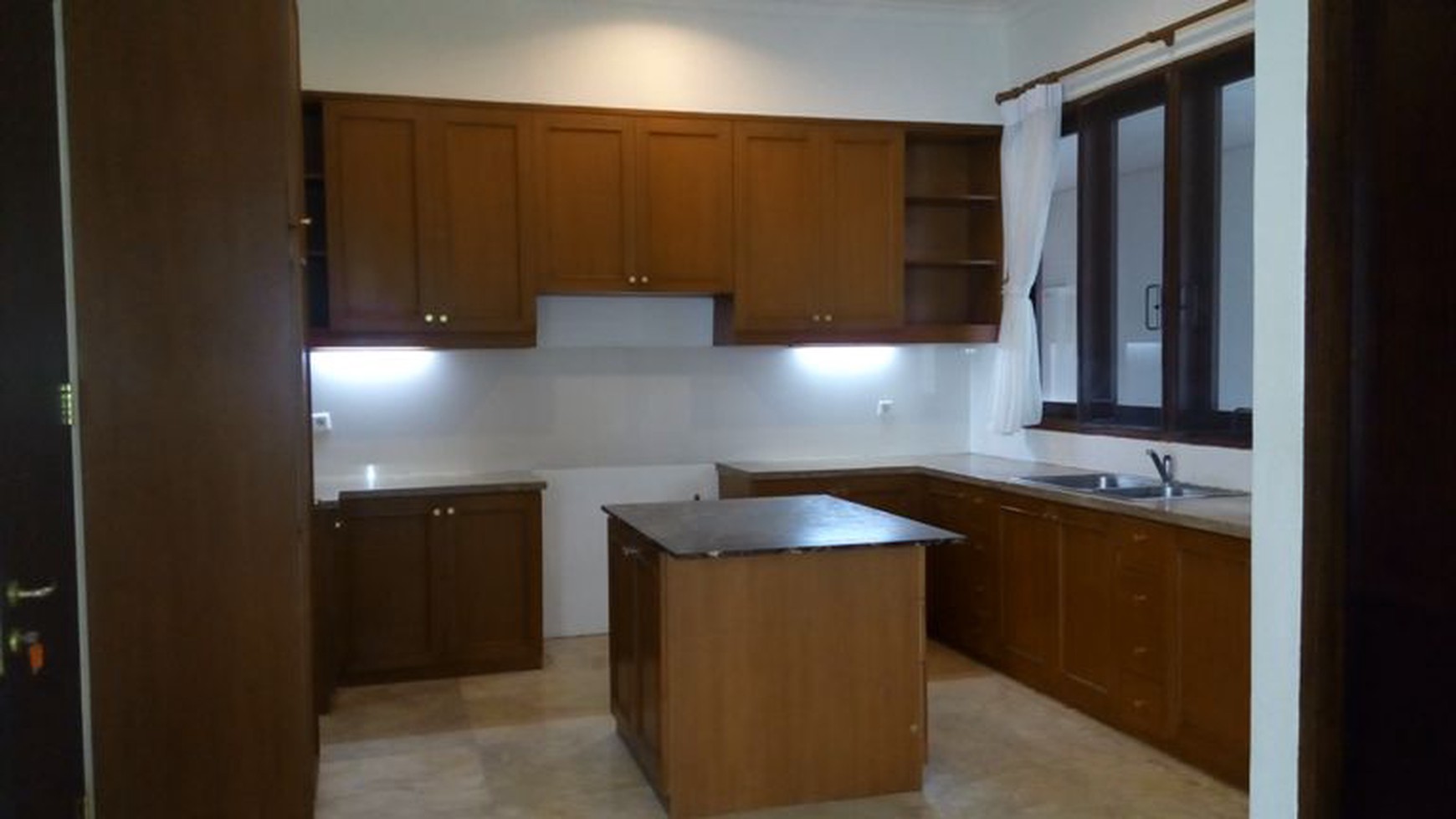 Beautiful house in Kemang with huge Backyard