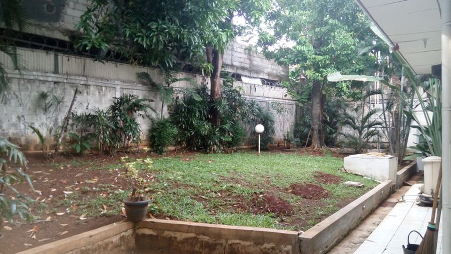 Beautiful house in Kemang with huge Backyard