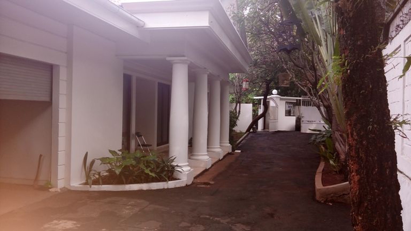 Beautiful house in Kemang with huge Backyard