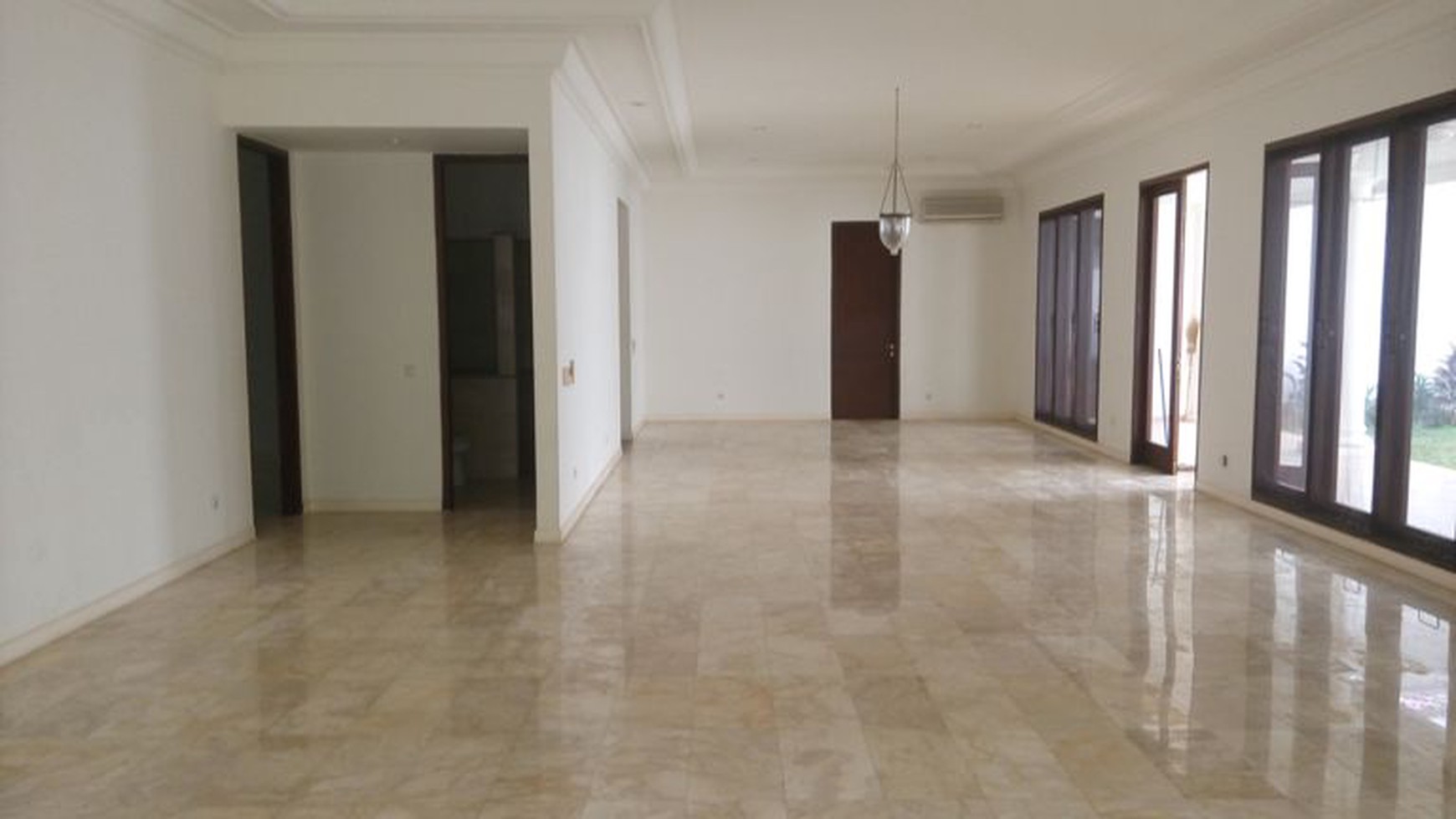 Beautiful house in Kemang with huge Backyard