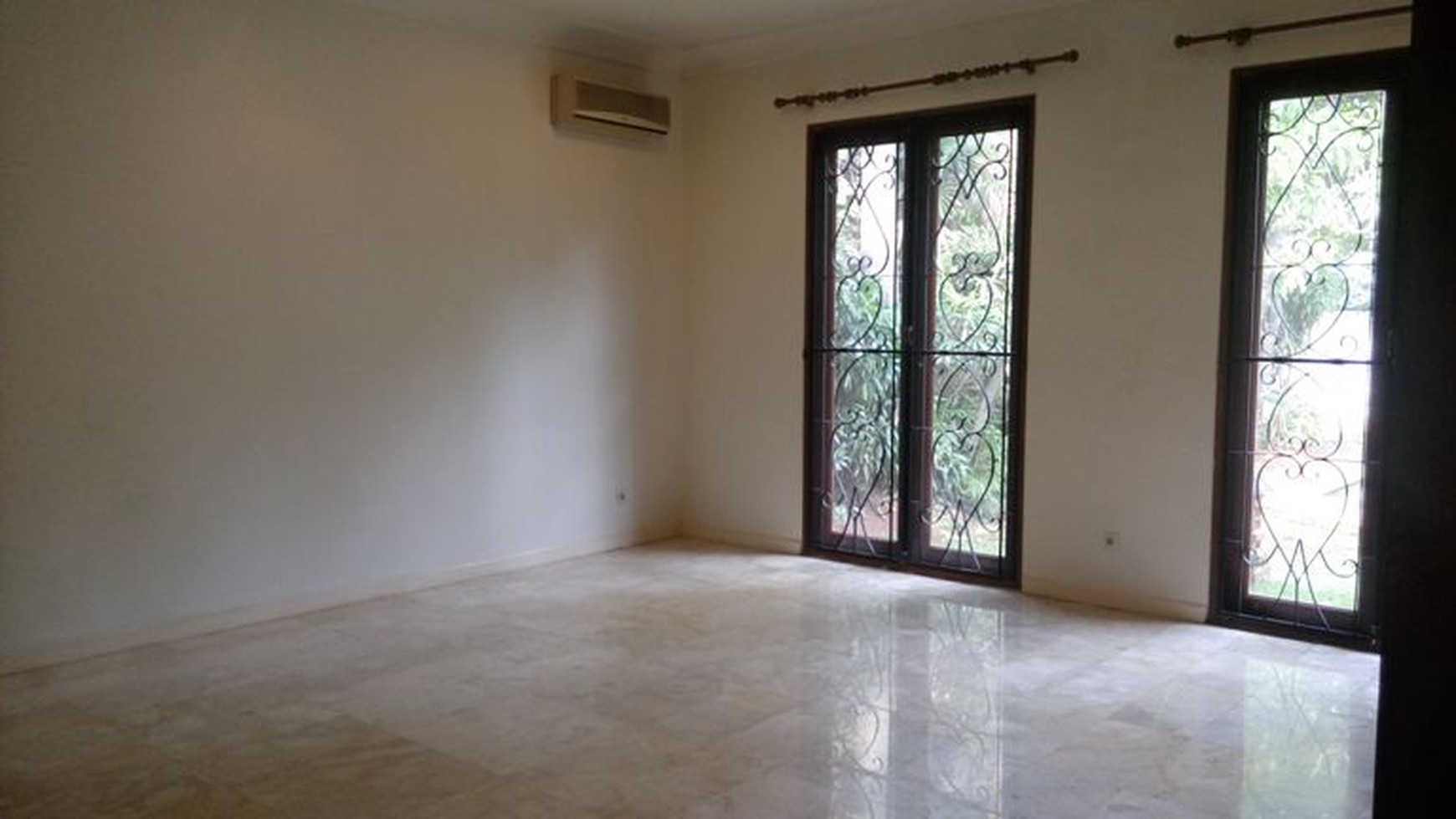 Beautiful house in Kemang with huge Backyard