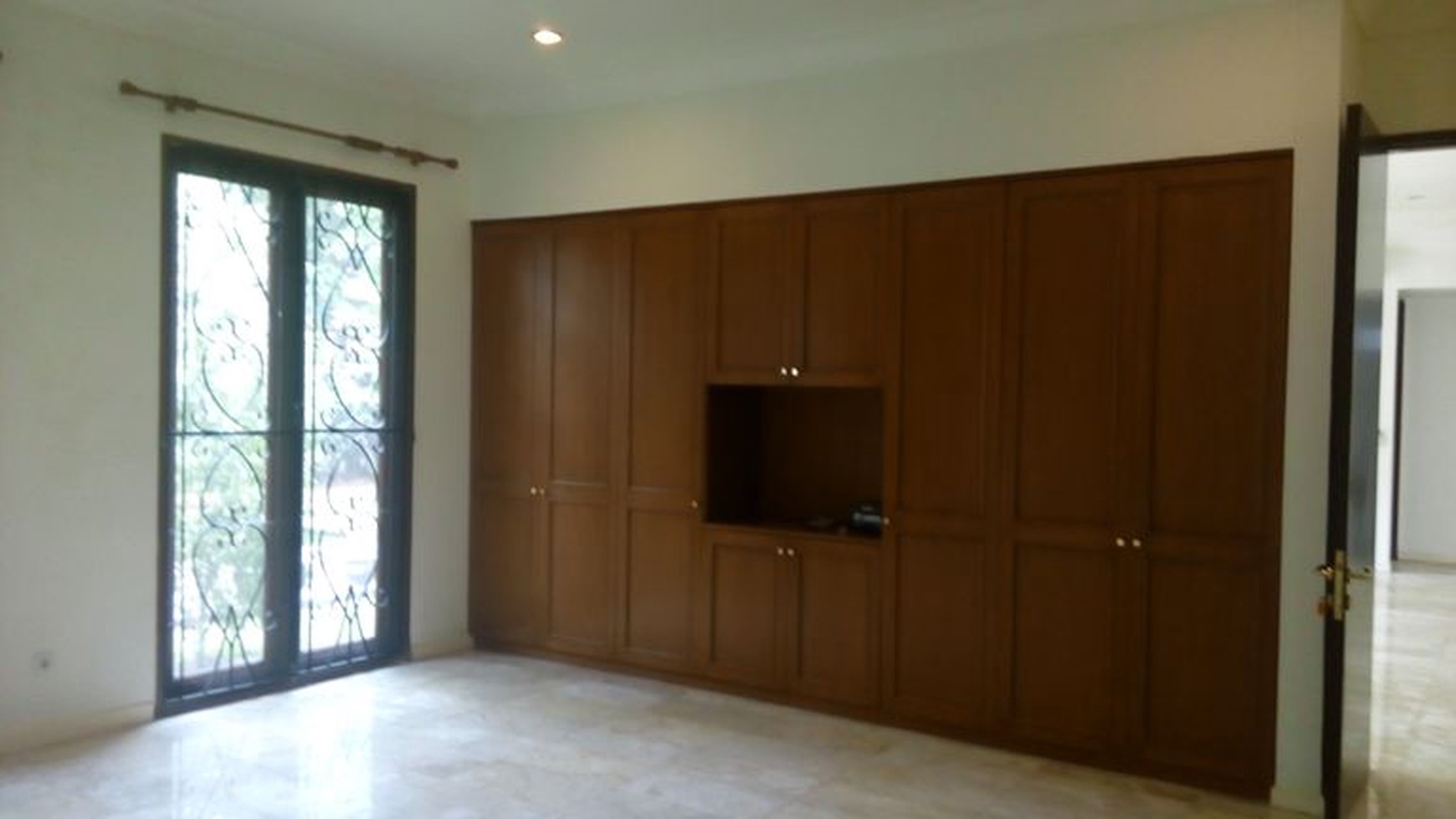 Beautiful house in Kemang with huge Backyard