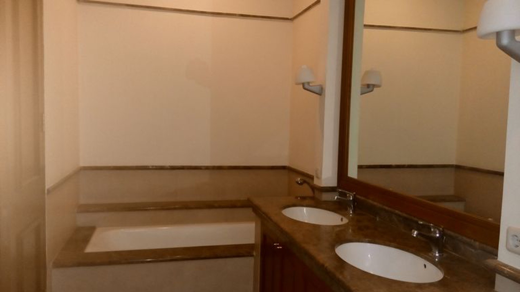 Beautiful house in Kemang with huge Backyard