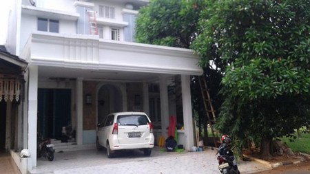 Rumah Mewah Depan Taman Lokasi Terdepan, Harga siap Nego.