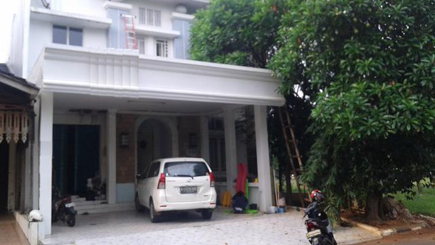 Rumah Mewah Depan Taman Lokasi Terdepan, Harga siap Nego.