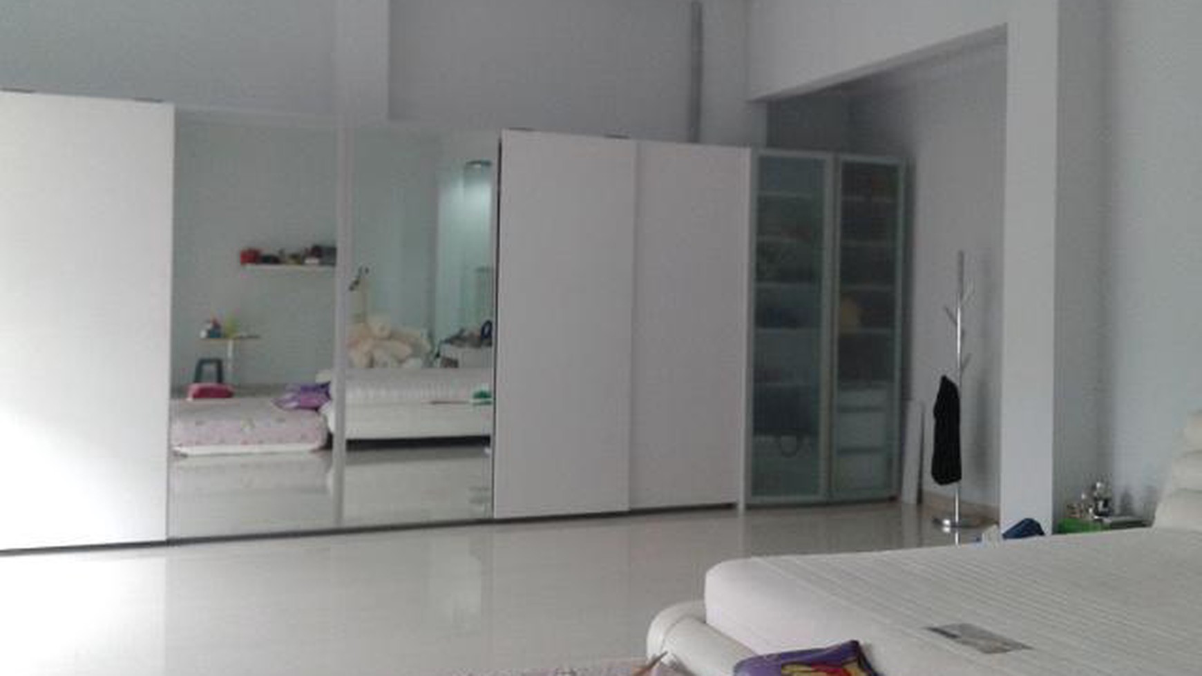 Rumah Mewah Depan Taman Lokasi Terdepan, Harga siap Nego.