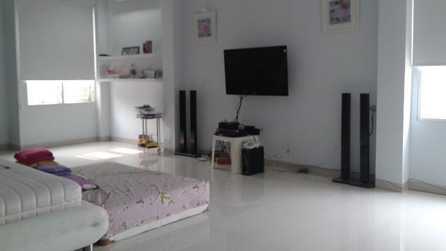 Rumah Mewah Depan Taman Lokasi Terdepan, Harga siap Nego.