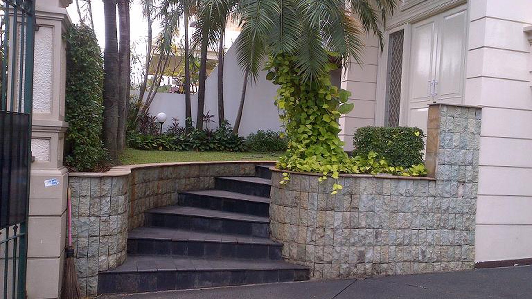 MODERN HOUSE IN PONDOK INDAH