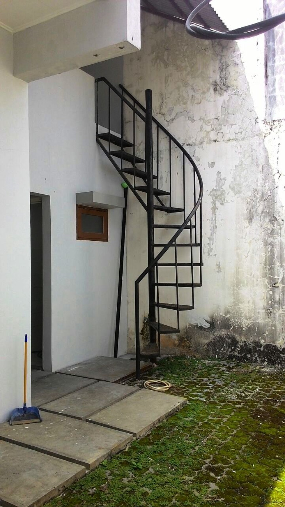 Disewakan rumah 2lantai lokasi terdepan grandwisata bekasi.