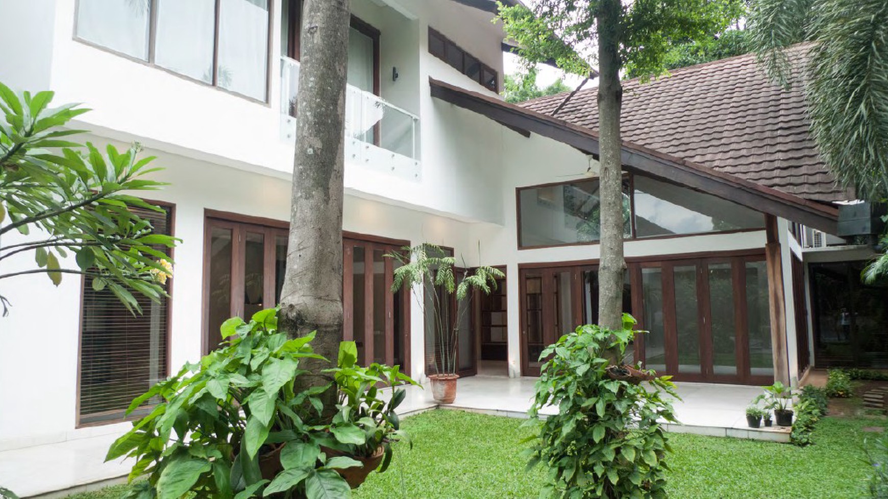 beautiful house in the prime area of Kemang