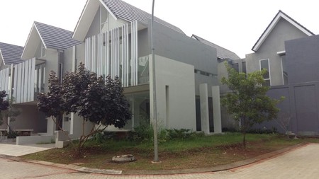 Rumah Dalam Cluster di Discovery Eola, Bintaro Jaya