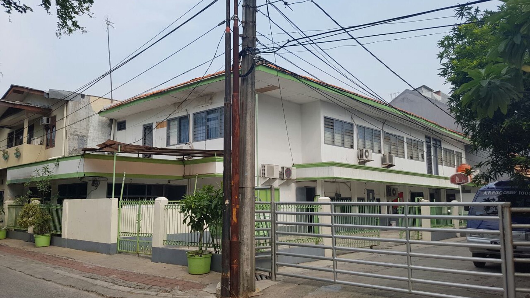 Rumah 2 lantai yg luas ,ex Sekolahan cocok untuk rumah Kost di Kelapa Gading