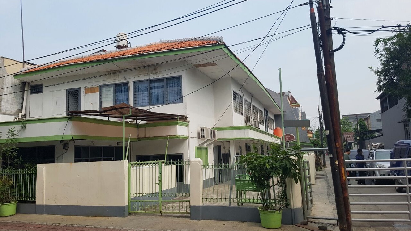 Rumah 2 lantai yg luas ,ex Sekolahan cocok untuk rumah Kost di Kelapa Gading