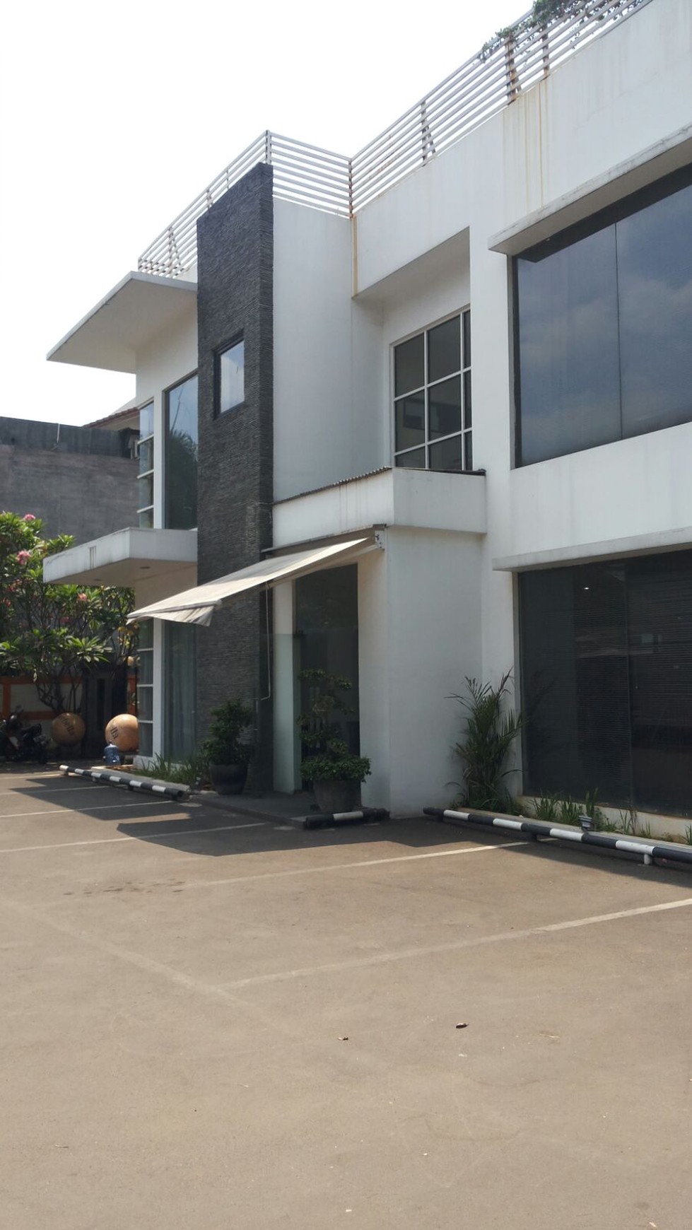 Rumah Bagus,Parkir Luas 8 Mobil di Kemang Jakarta Selatan